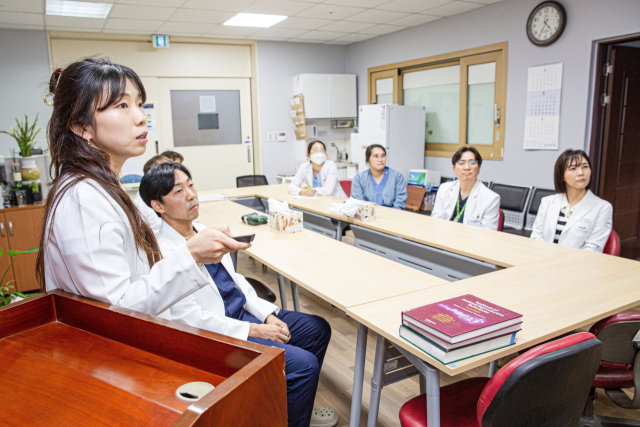 부산대병원 심부 침윤성 자궁내막증 다학제 치료 연구회에서 진료과별 협진 치료 방안에 대해 논의하고 있다. 부산대병원 제공