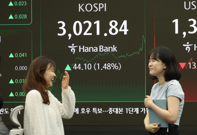 20일 서울 중구 하나은행 딜링룸에서 딜러들이 대화하고 있다.이날 코스피는 전장보다 44.10포인트(1.48%) 오른 3,021.84에 장을 마쳤다. 연합뉴스
