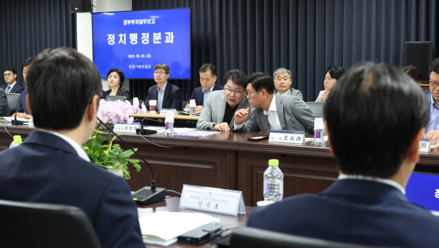 이한주 국정기획위원회 위원장이 20일 서울 종로구 국정기획위원회에서 열린 정치행정분과 검찰청 업무보고에서 조승래 대변인과 대화하고 있다. 연합뉴스