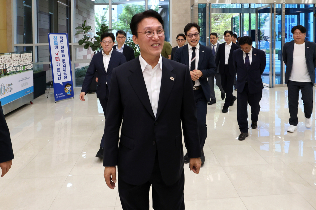 김민석 국무총리 후보자가 20일 대구 수성구 대구디지털혁신진흥원에서 열린 '인공지능 전환(AX) 연구거점 조성을 위한 경청 간담회'에 참석하기 위해 이동하고 있다.