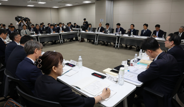 국정기획위원회 이한주 위원장을 비롯한 경제1분과 위원들이 지난 18일 정부세종컨벤션센터에서 기획재정부 업무보고를 받고 있다. 연합뉴스