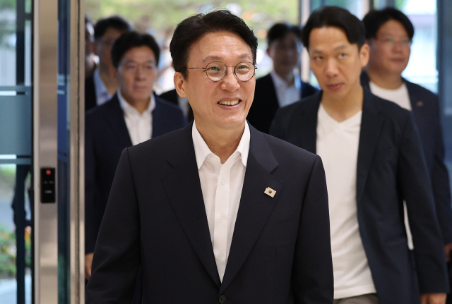 김민석 국무총리 후보자가 지난 20일 대구 수성구 대구디지털혁신진흥원에서 열린 '인공지능 전환(AX) 연구거점 조성을 위한 경청 간담회'에 참석하기 위해 이동하고 있다. 연합뉴스
