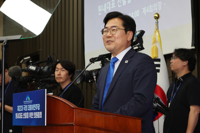 더불어민주당 박찬대 당 대표 직무대행 겸 원내대표가 지난 13일 국회에서 열린 원내대표 선출 의원총회에서 인사말 하고 있다. 연합뉴스