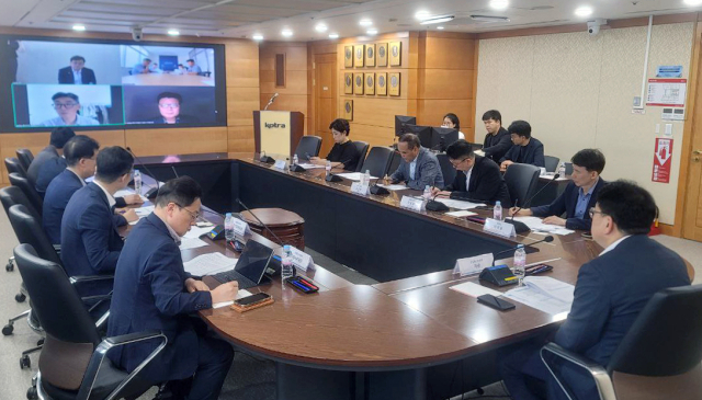 산업통상자원부는 22일 오후 서울 서초구 코트라(KOTRA) 본사에서 최남호(오른쪽) 2차관 주재로 코트라 미국·이스라엘 현지 무역관과 화상 연결을 통해 미국의 이란 공격 이후 에너지, 수출, 물류, 공급망, 진출기업 등에 미치는 영향을 긴급 점검했다. 산업부 제공