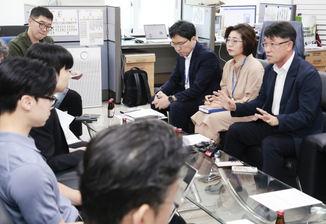 유국종(맨 오른쪽) 부산시교육청 인성체육급식과장이 23일 오전 부산 고등학생 3명이 숨진 사건과 관련해 출입기자단에 브리핑하고 있다. 정대현 기자 jhyun@