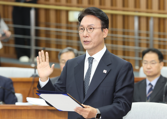 김민석 국무총리 후보자가 24일 서울 국회에서 열린 인사청문회에서 선서하고 있다. 연합뉴스