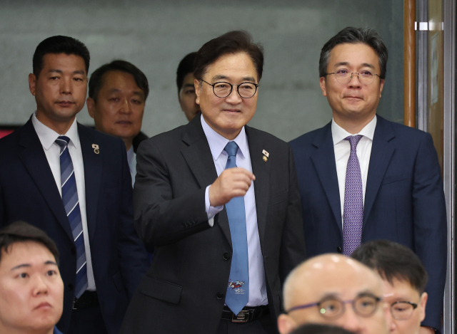 우원식 국회의장이 19일 서울 여의도 국회 의원회관에서 열린 '한국과 미국, 민주주의 도전과 과제' 포럼에 참석하고 있다. 연합뉴스