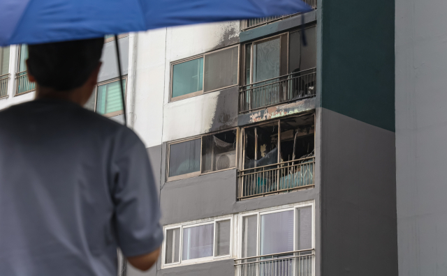 지난 24일 부산 부산진구 개금동 한 아파트 화재 현장. 이곳에서 오전 4시 15분께 발생한 화재로 초등학생 자매 2명이 병원으로 옮겨졌으나 모두 숨졌다. 부산일보DB