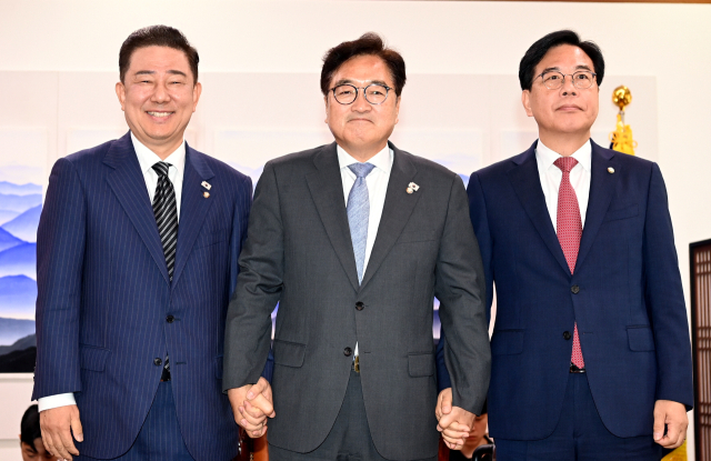 24일 국회에서 본회의 개최 일정 등을 논의하기 위해 더불어민주당 김병기(왼쪽부터) 당 대표 직무대행 겸 원내대표, 우원식 국회의장, 국민의힘 송언석 원내대표가 만났다. 연합뉴스