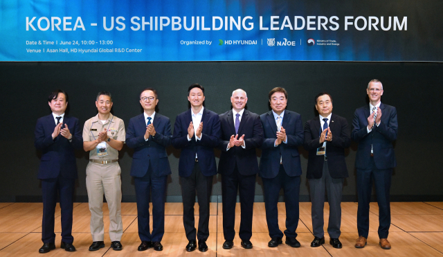 정기선 HD현대 수석부회장이 24일 경기 성남시 HD현대 글로벌R&D센터에서 열린 '한·미 조선협력 전문가 포럼'에서 참석자들과 기념 촬영하고 있다. HD현대 제공