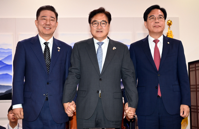 우원식 국회의장과 여야 원내대표들이 24일 국회에서 추가경정예산안 처리를 위한 본회의 개최 일정과 상임위원장 재배분 문제 등을 논의하기 위해 회동하고 있다. 왼쪽부터 더불어민주당 김병기 당 대표 직무대행 겸 원내대표, 우원식 국회의장, 국민의힘 송언석 원내대표. 연합뉴스