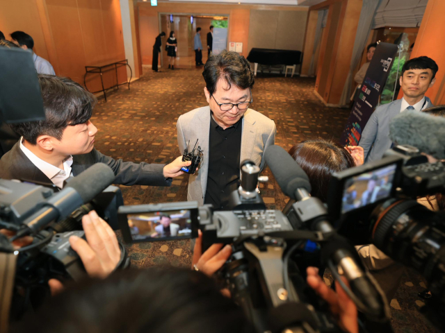 이한주 국정기획위원회 위원장이 25일 서울 중구 롯데호텔에서 열린 '2025 경향포럼'에 참석해 취재진의 질문을 받고 있다. 연합뉴스