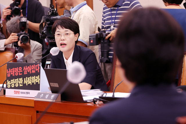 진보당 전종덕 의원이 25일 국회 농림축산식품해양수산위원회 전체회의에서 이재명 정부에서 유임된 송미령 농림축산식품부 장관에게 자진사퇴를 요구하고 있다. 연합뉴스