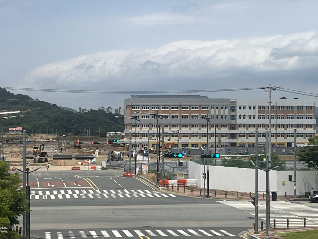 경남 김해시 장유신문지구 도시개발사업지에 다음 달 개교하는 신문초등학교 전경. 이경민 기자