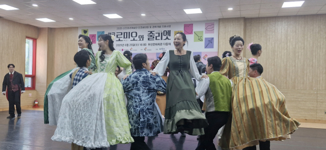 25일 오후 부산 남구 부산문화회관에서 열린 연극 '로미오와 줄리엣' 제작발표회 쇼케이스에서 배우들이 연기를 펼치고 있다. 김희돈 기자