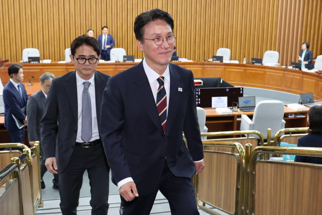 김민석 국무총리 후보자가 25일 서울 국회에서 열린 인사청문회가 자료 제출 등을 둘러싼 여야 대립으로 파행이 지속되자 후보자석을 잠시 떠나고 있다. 연합뉴스