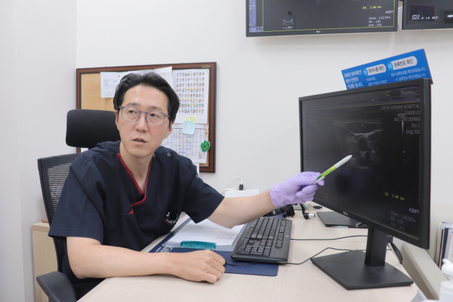 좋은강안병원 갑상선두경부센터 홍종철(이비인후과 전문의) 과장은 “이유 모를 증상이 계속된다면 노화나 기분 탓으로 넘기지 말고 전문의의 진료를 받아보는 것이 좋다”고 조언했다. 좋은강안병원 제공