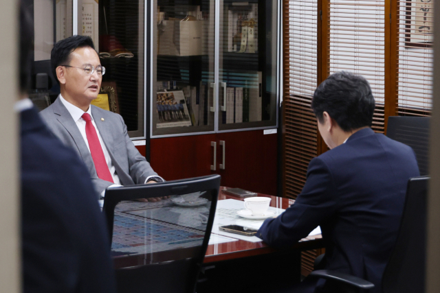더불어민주당 문진석·국민의힘 유상범(왼쪽) 원내운영수석부대표가 23일 서울 여의도 국회 의원회관에서 원구성 등과 관련해 회동하고 있다. 연합뉴스