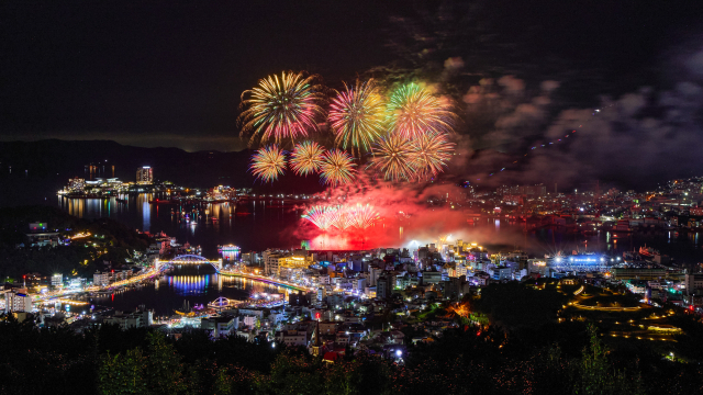 통영의 진짜 매력은 해가 진 뒤에 비로소 드러난다. 대한민국 제1호 야간 관광 도시답게 낮과는 전혀 다른 풍경으로 여행자를 유혹한다. 통영시 제공