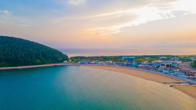 부산 다대포해수욕장은 넓은 백사장과 고운 모래, 완만한 수심 등으로 가족과 연인이 찾기 좋은 해수욕장인 데다, 때론 해양 레저의 명소, 영화관, 미술관 등으로 변모하는 팔색조의 매력을 지닌 관광 명소다. 사진은 최근 연안 정비 사업이 마무리된 다대포해수욕장 동측 해안. 사하구청 제공