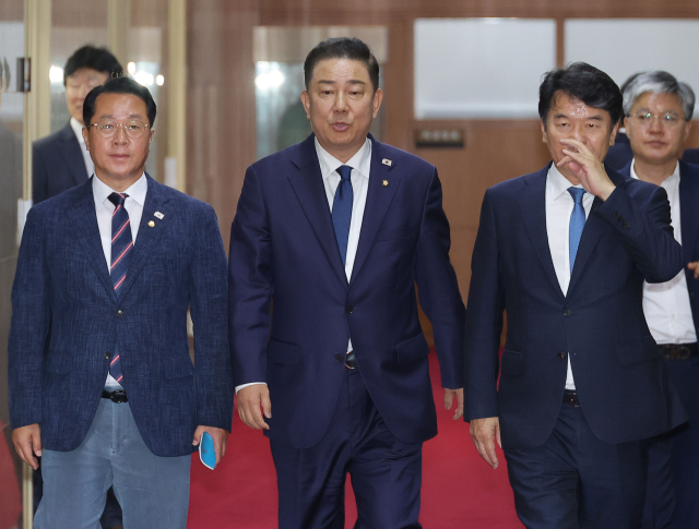 더불어민주당 김병기 원내대표(가운데), 문진석 원내수석부대표(오른쪽), 문금주 원내대변인이 26일 우원식 국회의장과 회동을 마친 뒤 의장실을 나서고 있다. 연합뉴스