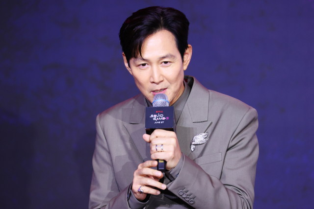 배우 이정재가 지난 9일 서울 용산구 드래곤시티 호텔에서 열린 넷플릭스 글로벌 흥행작 ‘오징어 게임’ 시즌3 제작발표회에서 인사말을 하고 있다. 연합뉴스