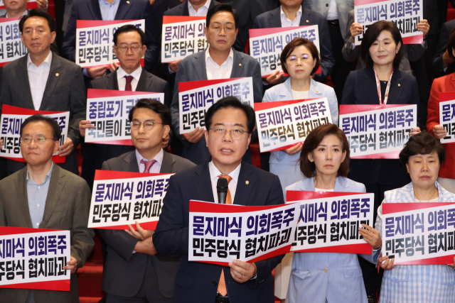 국민의힘 송언석 원내대표가 27일 서울 여의도 국회에서 여당의 법제사법위원장 등 상임위원장 선출을 규탄하는 발언을 하고 있다. 연합뉴스