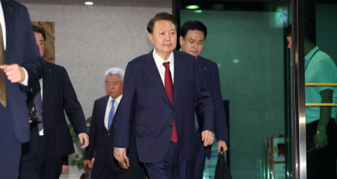 ‘기 싸움’ 계속된 윤 전 대통령 첫 대면조사… 특검, 30일 오전 9시 2차 출석 통지
