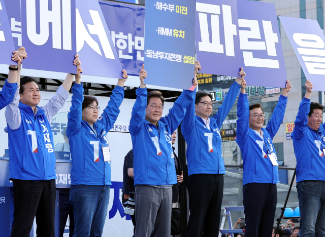 제21대 대통령선거를 이틀 앞둔 지난 1일 오후 당시 더불어민주당 이재명 대선후보가 부산역 광장에서 해양수산부와 HMM 본사의 부산 이전을 공약으로 내걸고 부산 시민들에게 지지를 호소하고 있다. 정종회 기자 jjh@