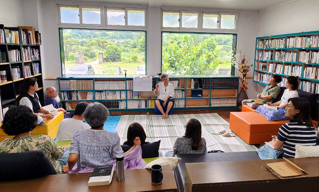 충북 제천시 덕산면 '대안공간 야생초 편지'에서 황대권 선생과 활동가들이 주역을 공부하는 모습. 김재형 제공