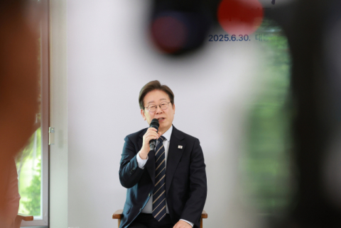 文·尹보다 일찍 기자회견 갖는 李 대통령