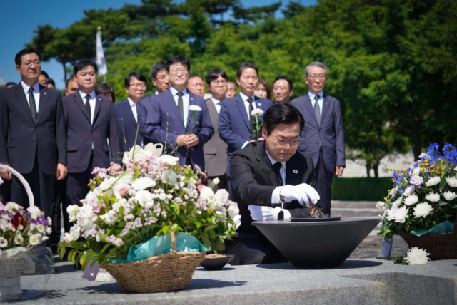 더불어민주당 8·2 전당대회 당대표 선거에 출마한 박찬대 의원이 지난달 30일 경남 김해 봉하마을 노무현 대통령 모역을 참배하고 있다. 박 의원실 제공