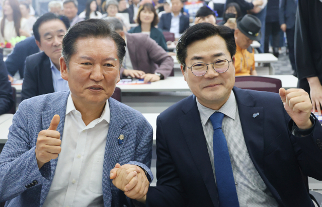 더불어민주당 최대 원외 조직이자 친명계 조직으로 꼽히는 더민주전국혁신회의가 29일 오후 청주 오스코에서 전국대회를 개최한 가운데 더불어민주당 당 대표 후보로 출마한 정청래 의원과 박찬대 의원이 행사에 참석하고 있다. 연합뉴스