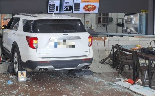 식당가로 돌진한 차량. 연합뉴스
