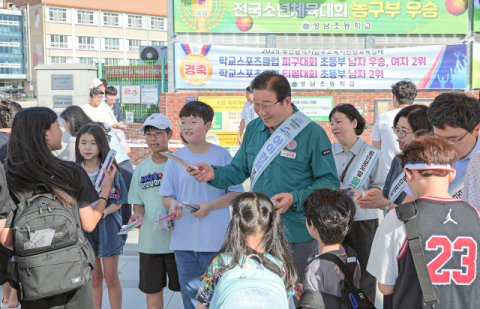 성남초등학교 앞에서 ‘미래세대 등굣길 교통안전 실천 캠페인’에 참여해 교통안전 지도 활동을 펼치고 있는 김진홍 부산 동구청장.