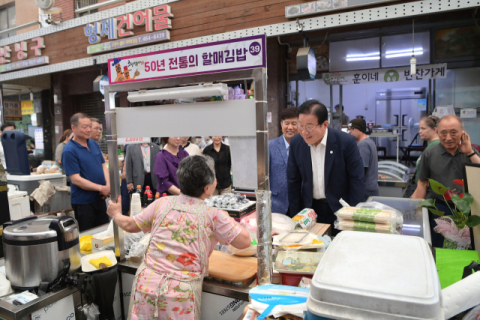 초량전통시장을 찾아 상인들의 애로사항을 청취하고 지역 상권 활성화를 위한 방안을 논의하고 있는 김진홍 부산 동구청장.