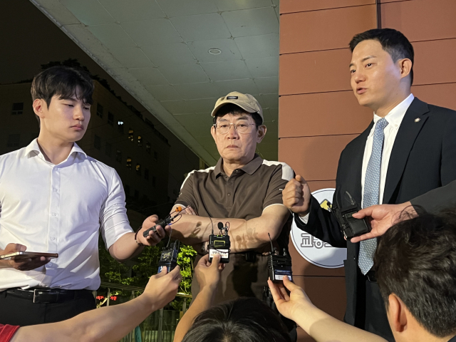 개그맨 이경규가 지난 5월 24일 서울 강남경찰서에서 약물 운전 혐의 관련 조사를 마친 뒤 취재진 앞에 서있다. 이 씨는 같은 달 8일 오후 2시께 강남구 논현동에서 약물을 복용한 상태로 운전한 혐의를 받는다. 연합뉴스