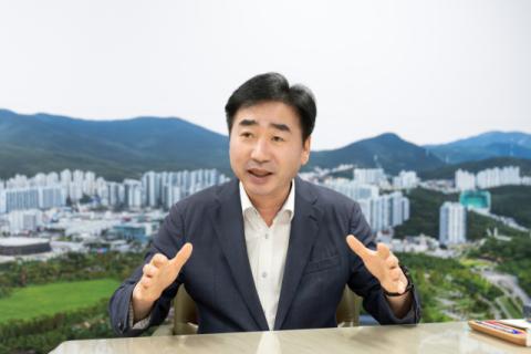 김영욱 부산진구청장 “전국 첫 ‘청년친화도시’ 지정 성과…부전역 KTX 정차·복합센터 추진” [취임 3년, 단체장을 만나다]