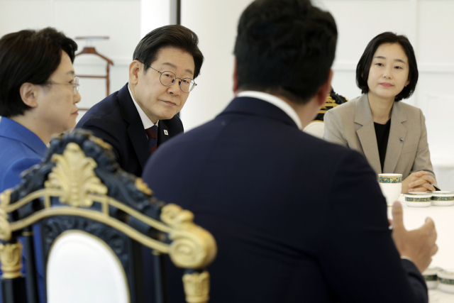 이재명 대통령이 3일 서울 한남동 관저에서 열린 비교섭단체 5당 지도부 오찬 회동에서 개혁신당 천하람 당대표 권한대행 겸 원내대표의 발언을 듣고 있다. 연합뉴스