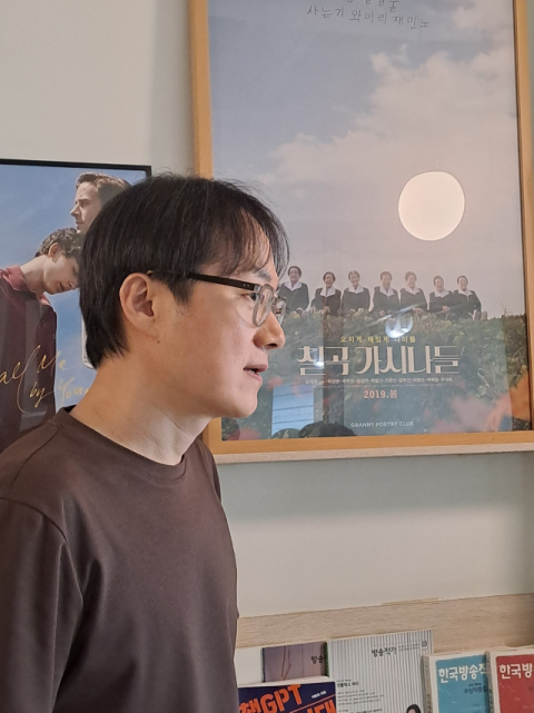 김재환 감독은 음식을 통해 미디어를 비판하고 있다.