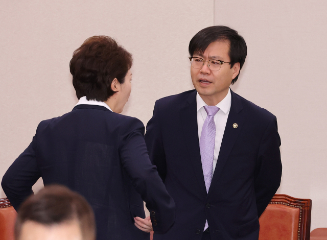 여한구(오른쪽) 산업통상자원부 통상교섭본부장이 4일 국회에서 열린 한미 관세협의 통상조약법 절차 추진 계획 등을 논의하는 산업통상자원중소벤처기업위원회 전체회의에 참석해 더불어민주당 이언주 의원과 대화하고 있다. 연합뉴스