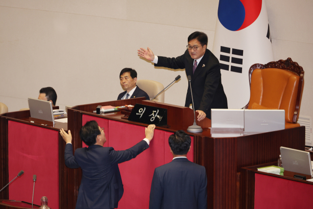 4일 국회 본회의장에서 우원식 국회의장과 국민의힘 송언석 비상대책위원장 겸 원내대표가 본회의 개의 지연 관련 이야기를 나누고 있다. 연합뉴스