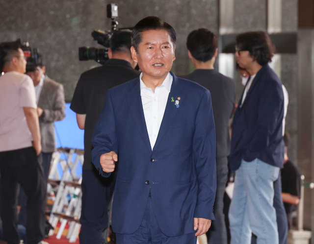 더불어민주당 당 대표 후보자인 정청래 의원이 지난 3일 서울 여의도 국회에서 열린 비공개 의원총회에 파이팅하며 참석하고 있다. 연합뉴스