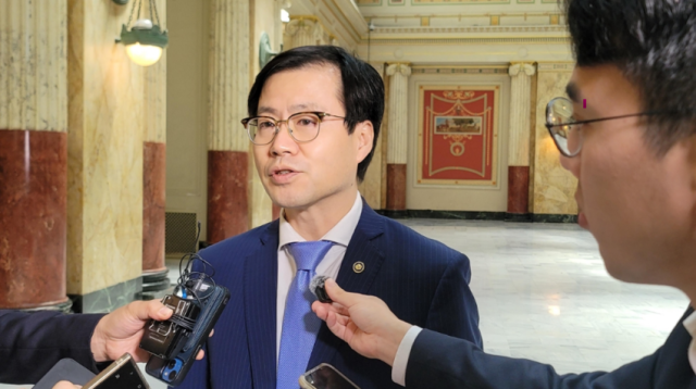 상호관세 유예 종료일(8일)을 사흘 앞두고 다시 미국 워싱턴DC를 찾은 여한구 산업통상자원부 통상교섭본부장이 5일(현지시각) 유니언역에서 한국 특파원들과 만나 질문에 답하고 있다. 연합뉴스