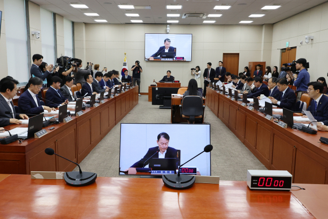 국민의힘 소속 윤한홍 정무위원장이 3일 국회 정무위 전체회의에서 권오을 국가보훈부 장관 후보자에 대한 인사청문회 실시계획서 채택의 건을 의결하고 있다. 연합뉴스
