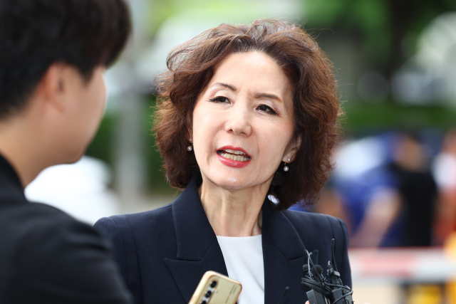 이진숙 사회부총리 겸 교육부 장관 후보자가 지난달 30일 서울 여의도 한국교육시설안전원에 마련된 인사청문회 준비 사무실로 출근하며 취재진 질문에 답하고 있다. 연합뉴스