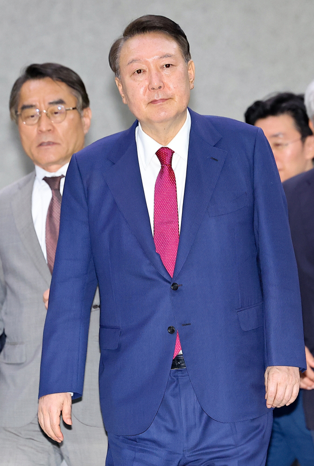 윤석열 전 대통령이 지난 5일 내란 특검 2차 조사를 마치고 서울고검을 나서고 있다. 연합뉴스