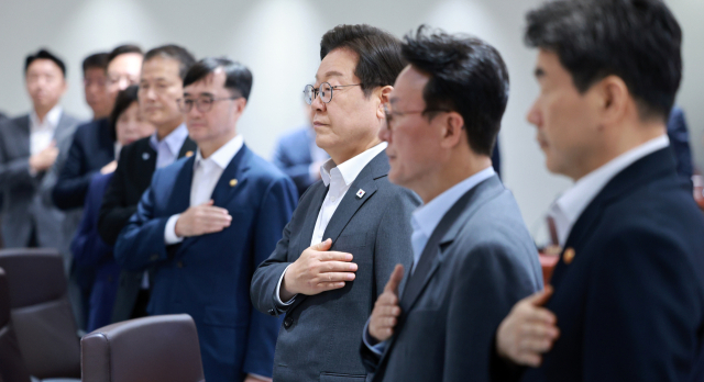 이재명 대통령이 8일 용산 대통령실에서 열린 국무회의에서 국기에 경례하고 있다. 연합뉴스