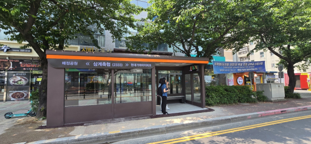 냉방시설을 갖춘 스마트 버스 승강장이 경남 김해시 삼계동에 설치·운영되고 있다. 김해시 제공