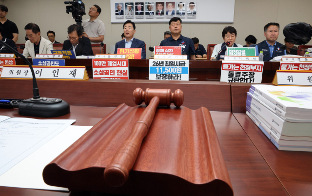8일 정부세종청사에서 열린 최저임금위원회 제10차 전원회의에서 사용자 위원과 근로자 위원이 나란히 앉아 발언하고 있다. 연합뉴스